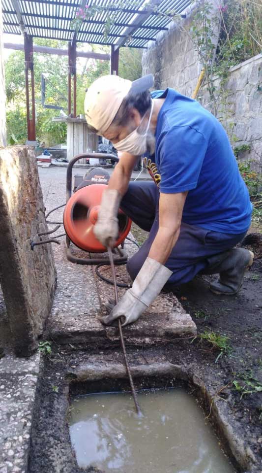 Proceso de limpieza de tuberías y alcantarillas en Ecuador