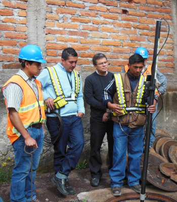 Trabajos de inspección de alcantarillado en Quito